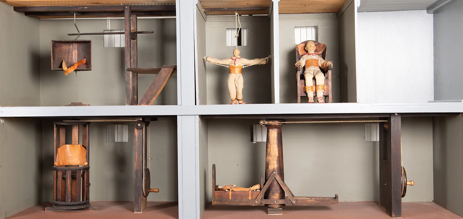 Das Modell zeigt physikalische Behandlungsmethoden nach dem deutschen Arzt Ernst Horn (1818). Der Schweizer Psychiater Walter Morgenthaler stellte das Modell für die Schweizerische Landesaustellung in Bern, 1914 her.