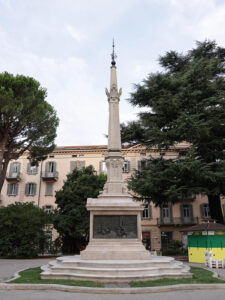 Le 1er mai 1898, un monument a été érigé à l’occasion du 100e anniversaire de l’indépendance du Tessin et le site a été rebaptisé «Piazza dell’Indipendenza». Sur le socle du monument, il y a, entre autres, l’inscription «Liberi e Svizzeri» et un relief montrant la mise en place de l’Arbre de la Liberté.