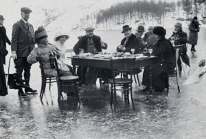 Pique-nique mondain sur la glace à Saint-Moritz, vers 1900.