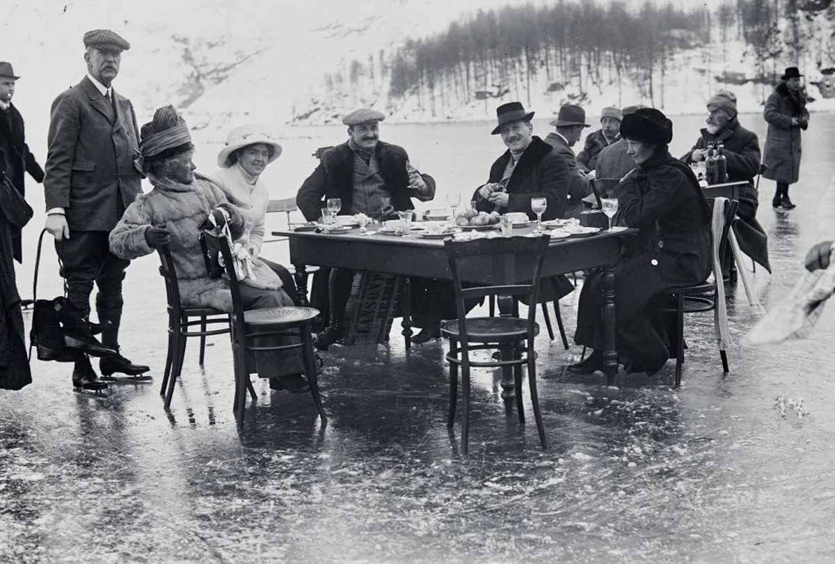 Ein Picknick auf einem Eisfeld in St. Moritz, um 1900.