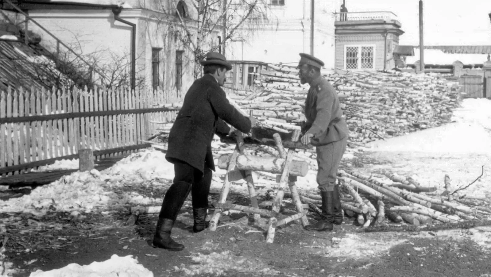 Pierre Gilliard (links) und Nikolaus II beim Holzspalten im Exil in Tobolsk im Winter 1917-18.