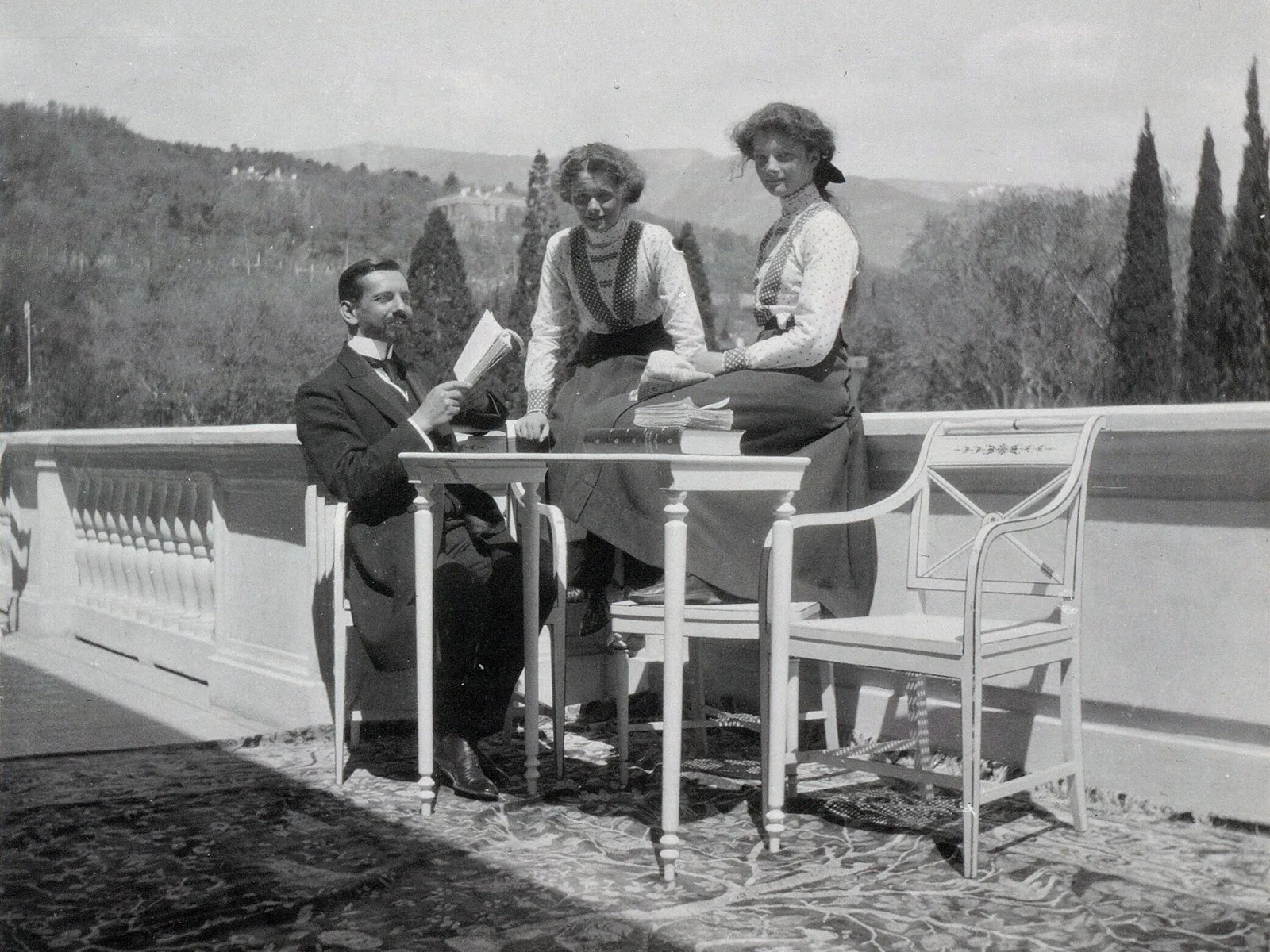 Pierre Gilliard mit den Grossfürstinnen Olga und Tatjana Nikolajewna in Liwadija, 1911.