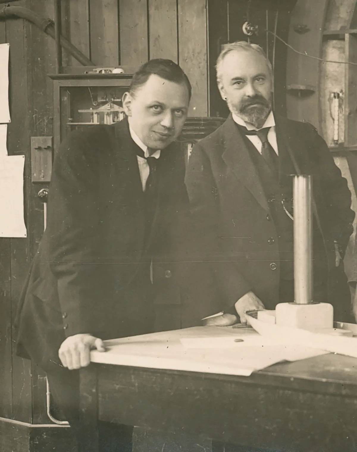 Jakob Ackeret, links, während seiner Studienzeit in Göttingen, um 1924, zusammen mit Ludwig Prandtl (2. v. l.) und zwei weiteren Mitarbeitenden.