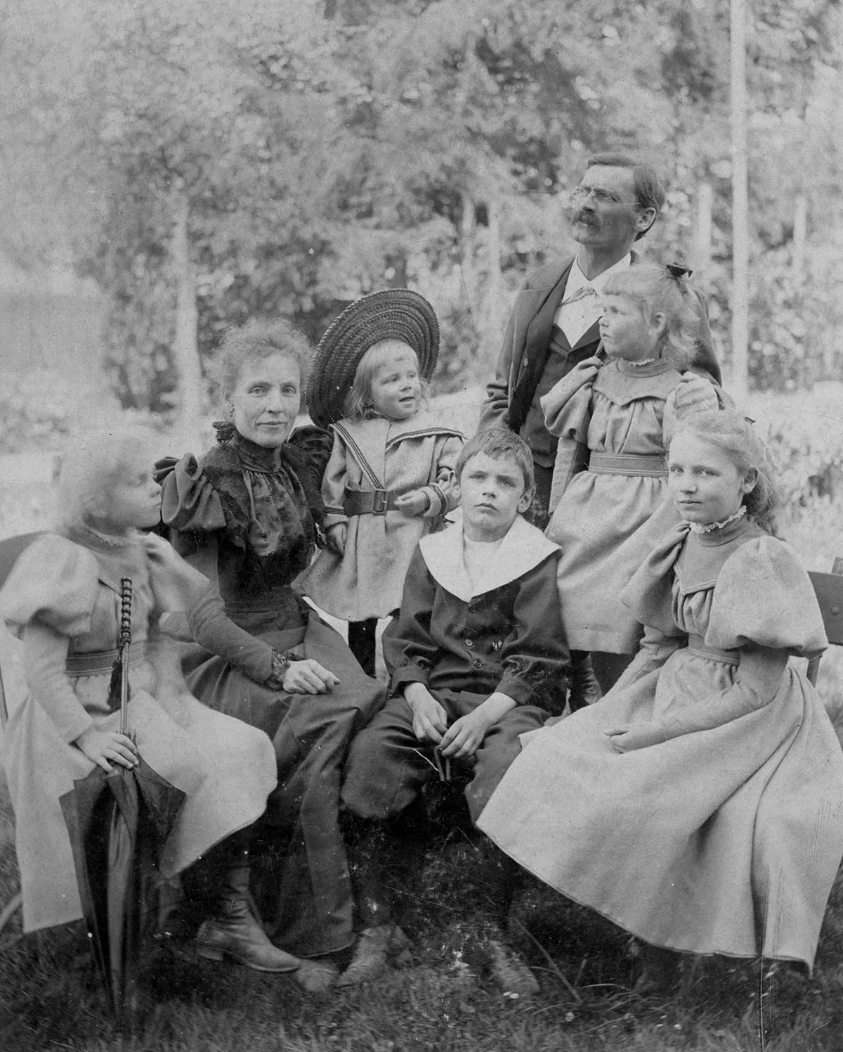 Lydia und Gustav Gull mit ihren Kindern Gertrud, Erhard, Karl, Erna und Lilly (von links nach rechts). Die Fotografie entstand 1897.