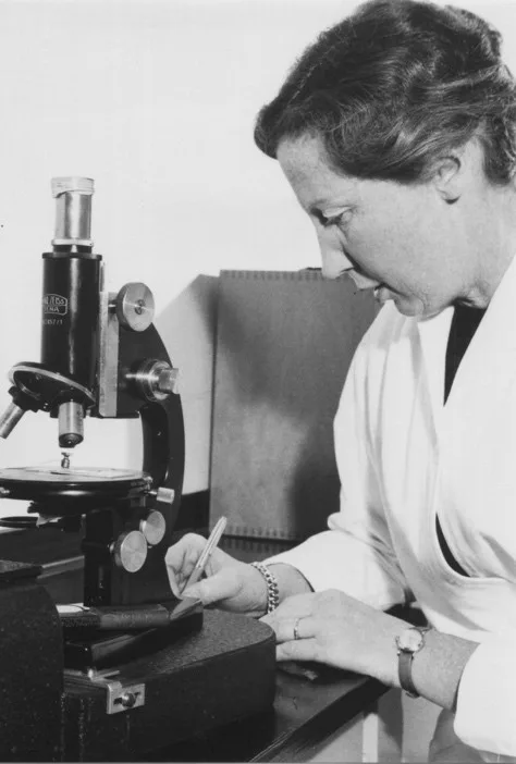 Irma Tschudi bei der Arbeit im Labor.