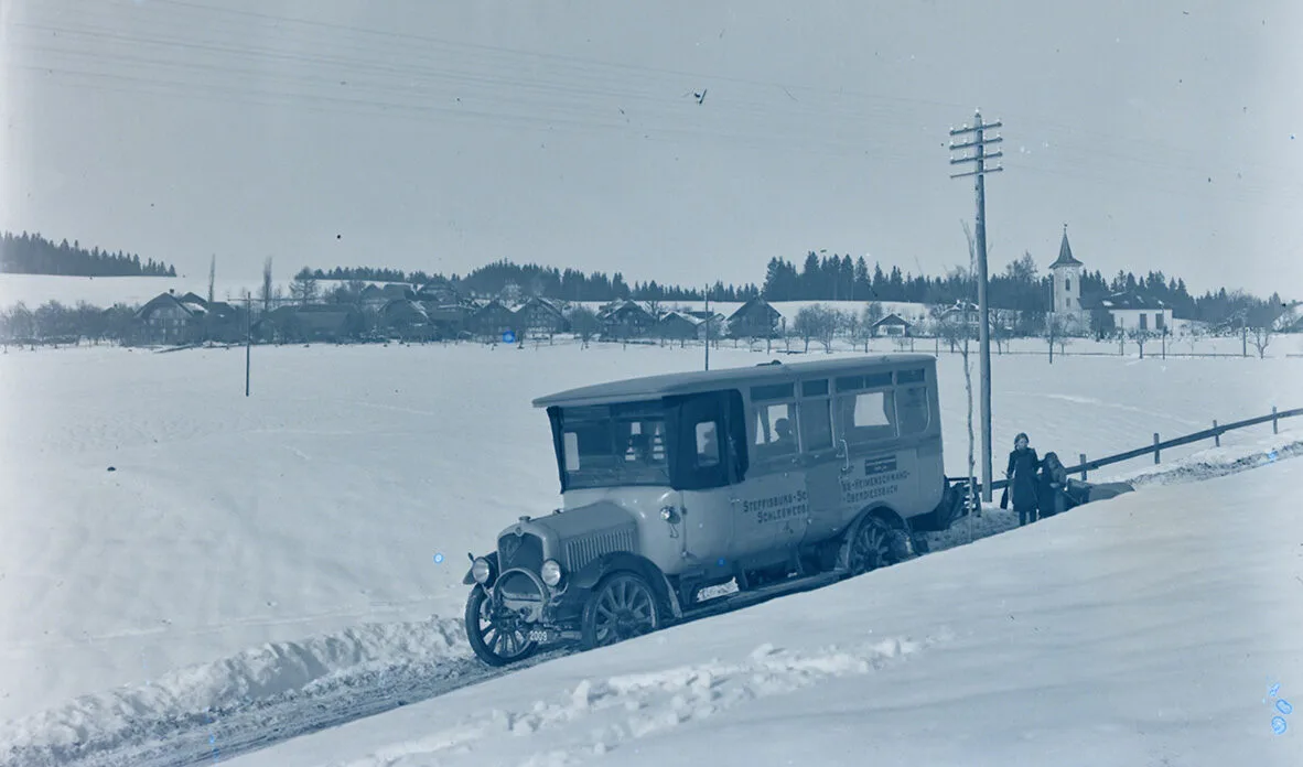 Das Postauto auf dem Weg vom Dorf Heimenschwand nach Steffisburg, 1930er-Jahre.