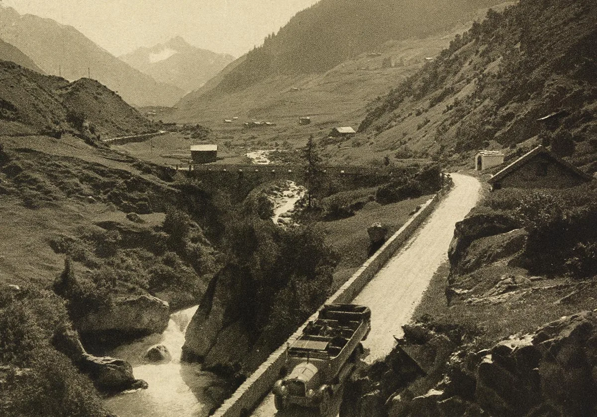 Ein Postauto auf der Fahrt nach Disentis, um 1924.