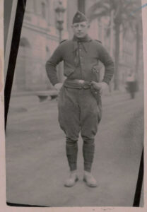 1937 schrieb Leonhard eine Postkarte an seine Ehefrau Jda. Darauf präsentiert er sich als Milizsoldat.