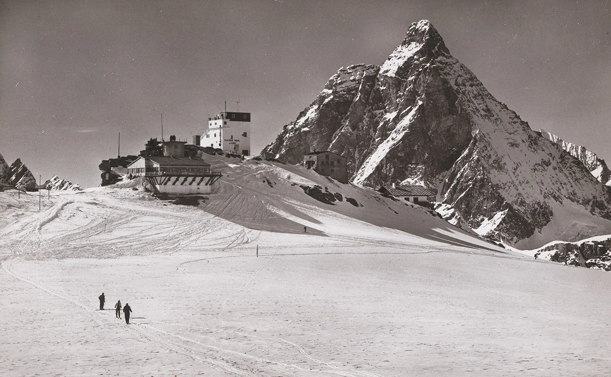 Postkarte der Testa Grigia aus den 1940er-Jahren. Im Hintergrund ist das Matterhorn zu erkennen.