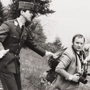 Polizist hält einen Pressefotografen zurück, 1980.