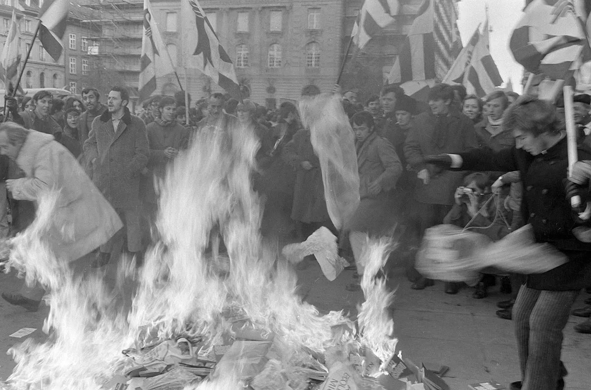 Demonstrierende verbrennen das Zivilverteidigungsbuch auf dem Berner Bundesplatz, Dezember 1969.