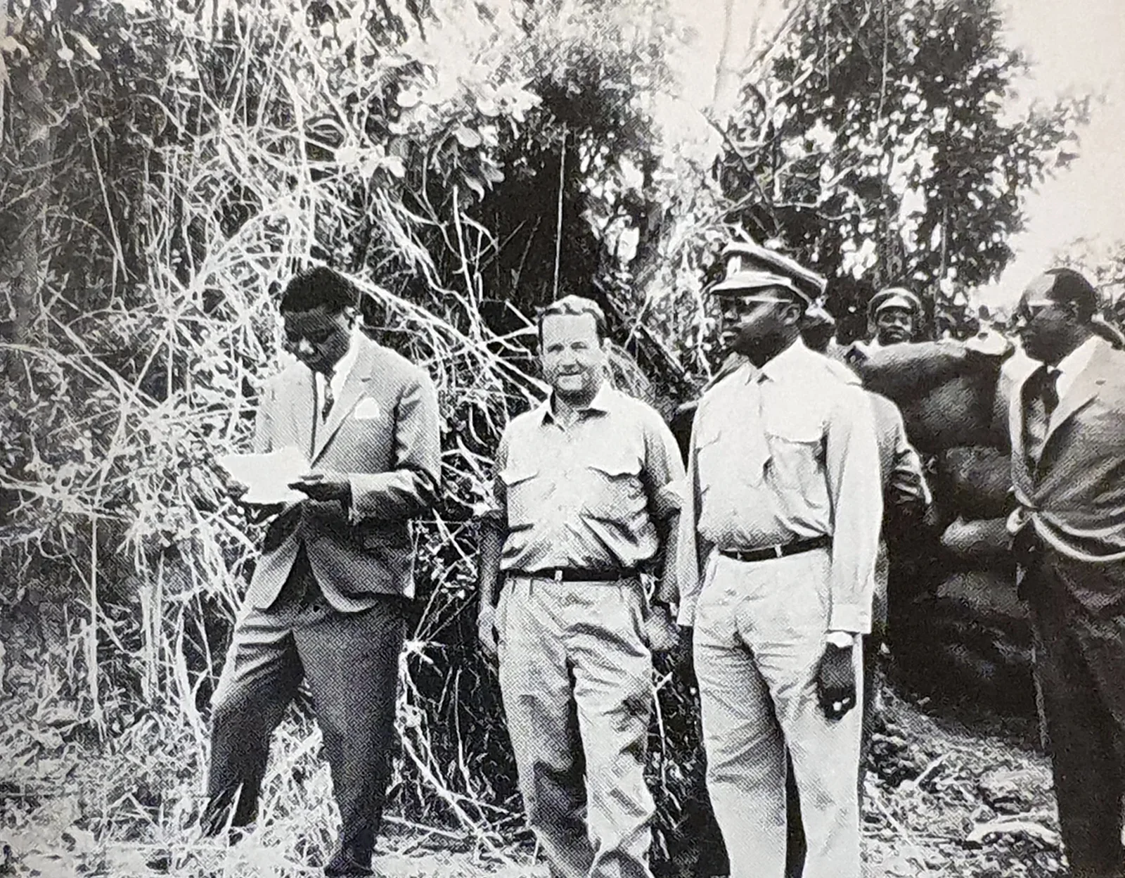 Provinzpräsident Moïse Tschombé (links, lesend) und einem Stabsoffizier besuchen Jan Zumbach (Mitte) und sein «Geschwader» in Kalwezi (Kongo).