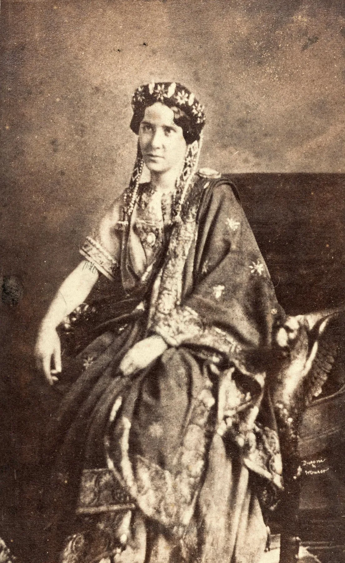 Eine Aufnahme von Rachel, gedruckt auf eine carte de visite. In den Anfängen der Fotografie liessen die meisten Schauspielerinnen und Schauspieler für solche Karten Studioaufnahmen in Alltagskleidung oder Theaterkostümen machen.