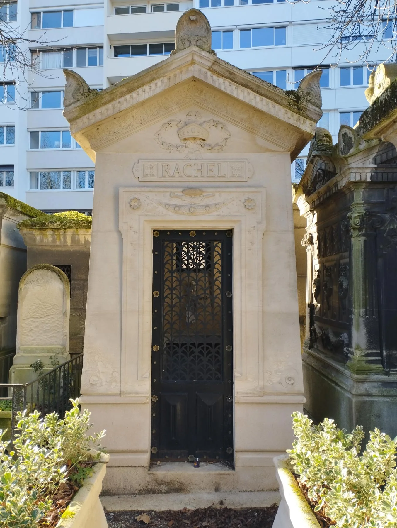 Heute kann man Rachels Grab im jüdischen Bereich des Pariser Friedhofs Père Lachaise besuchen.