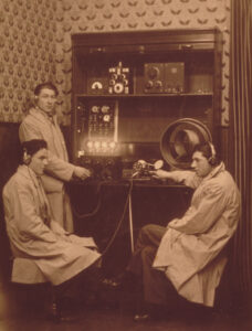 Des hommes écoutent la radio, vers 1920.
