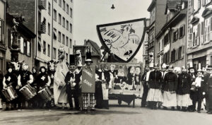 Auftritt der Rätz-Clique 1934 an der Basler Fasnacht.