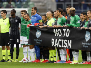 Die Mannschaften des FC St. Gallen und dem FC Zürich zeigen ein Banner gegen Rassismus vor dem Spiel am 28. August 2021 in St. Gallen.