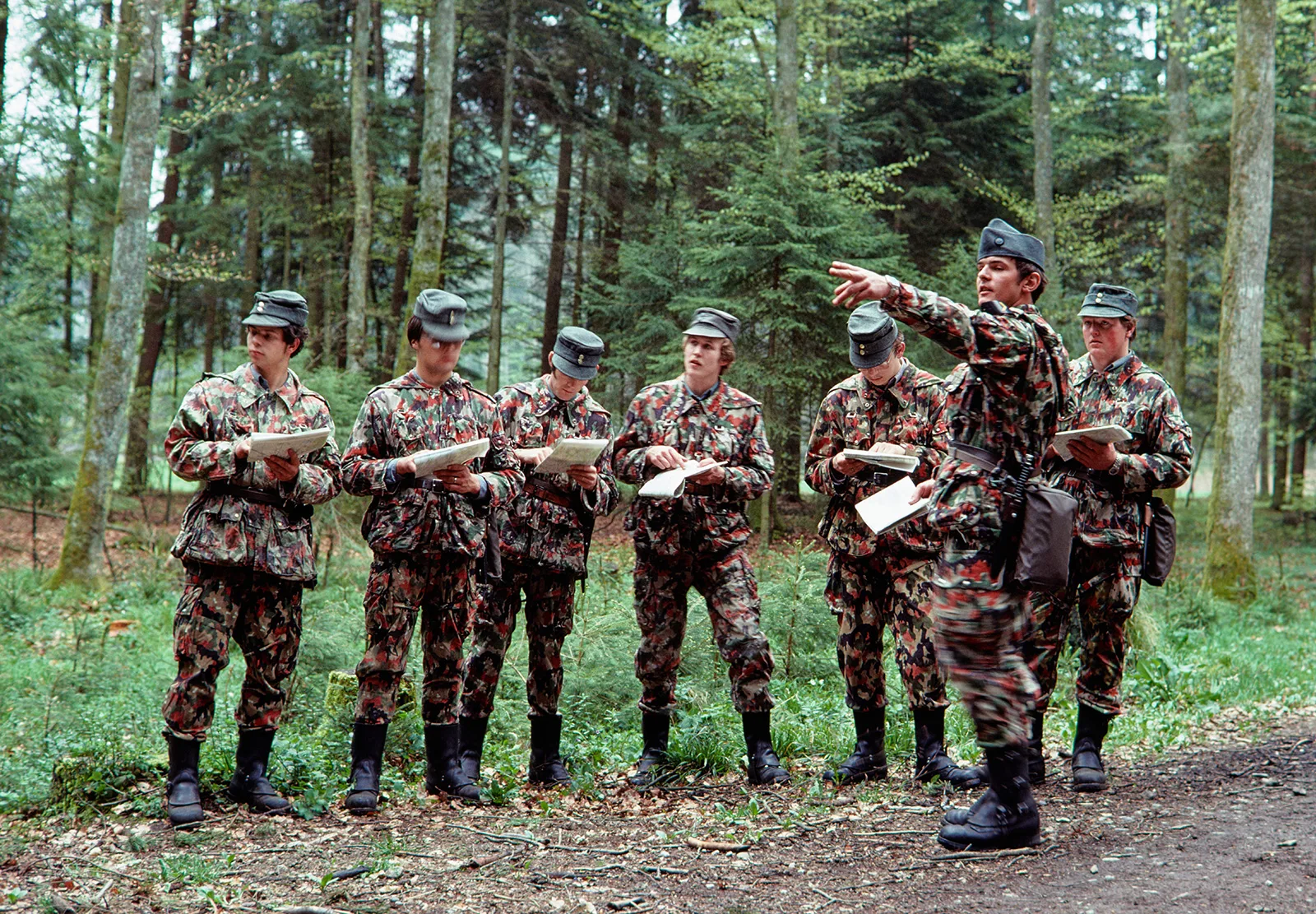 Rekruten bei der Ausbildung zum Kartenlesen. Die Aufnahme ist zwischen 1972 und 1982 entstanden.