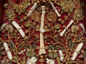 Reliquiaire en papier roulé – œuvre des religieuses du couvent de la Visitation de Soleure. Représentations florales et animales symboliques en bandes de papier doré.