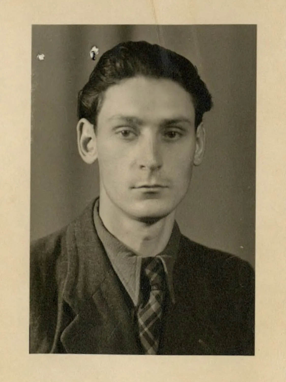 Porträt und ausgefülltes Signalementsblatt von René Grienenberger.