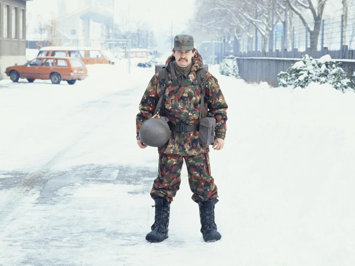 Reportage über die Einführung der neuen Militäruniform, 1982.