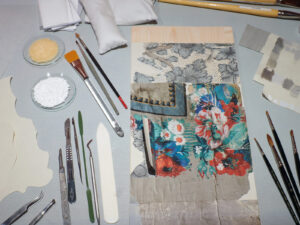 En 2021, le papier peint a été soigneusement restauré et préparé pour être présenté au Château de Prangins.
