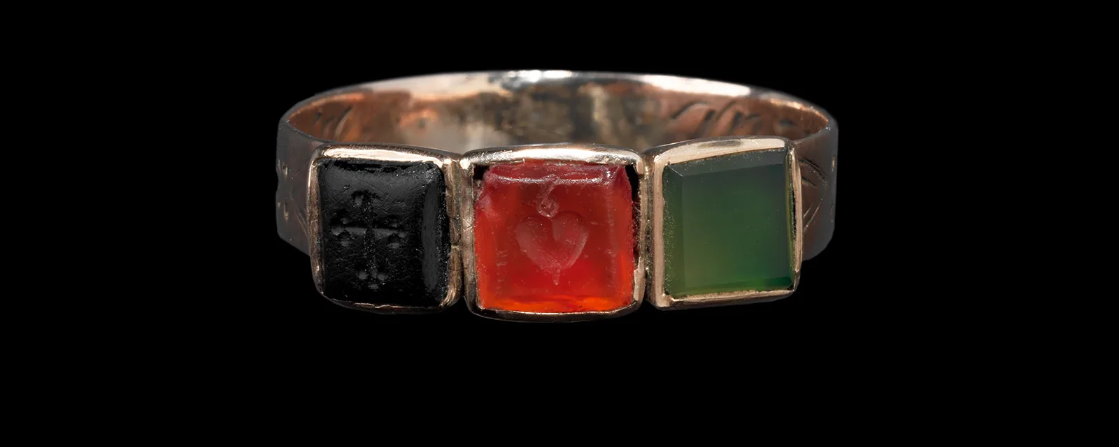 Fingerring aus Rotgold, Karneol, Onyx und Chrysopras, um 1820.