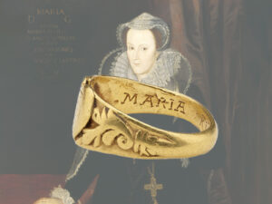 Dieser Fingerring symbolisiert die Loyalität der Trägerin oder des Trägers gegenüber Maria I. von Schottland – auch bekannt als Maria Stuart.