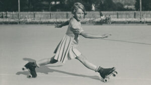 Constantly on the move on her roller skates. Ursula Wehrli in 1938.