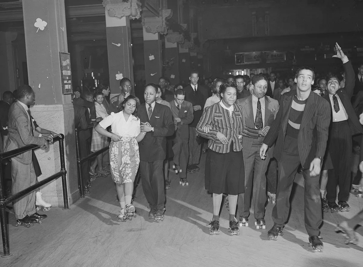 Rollschuhlaufen an einem Samstagabend im Savoy Ballroom in Chicago, 1941.