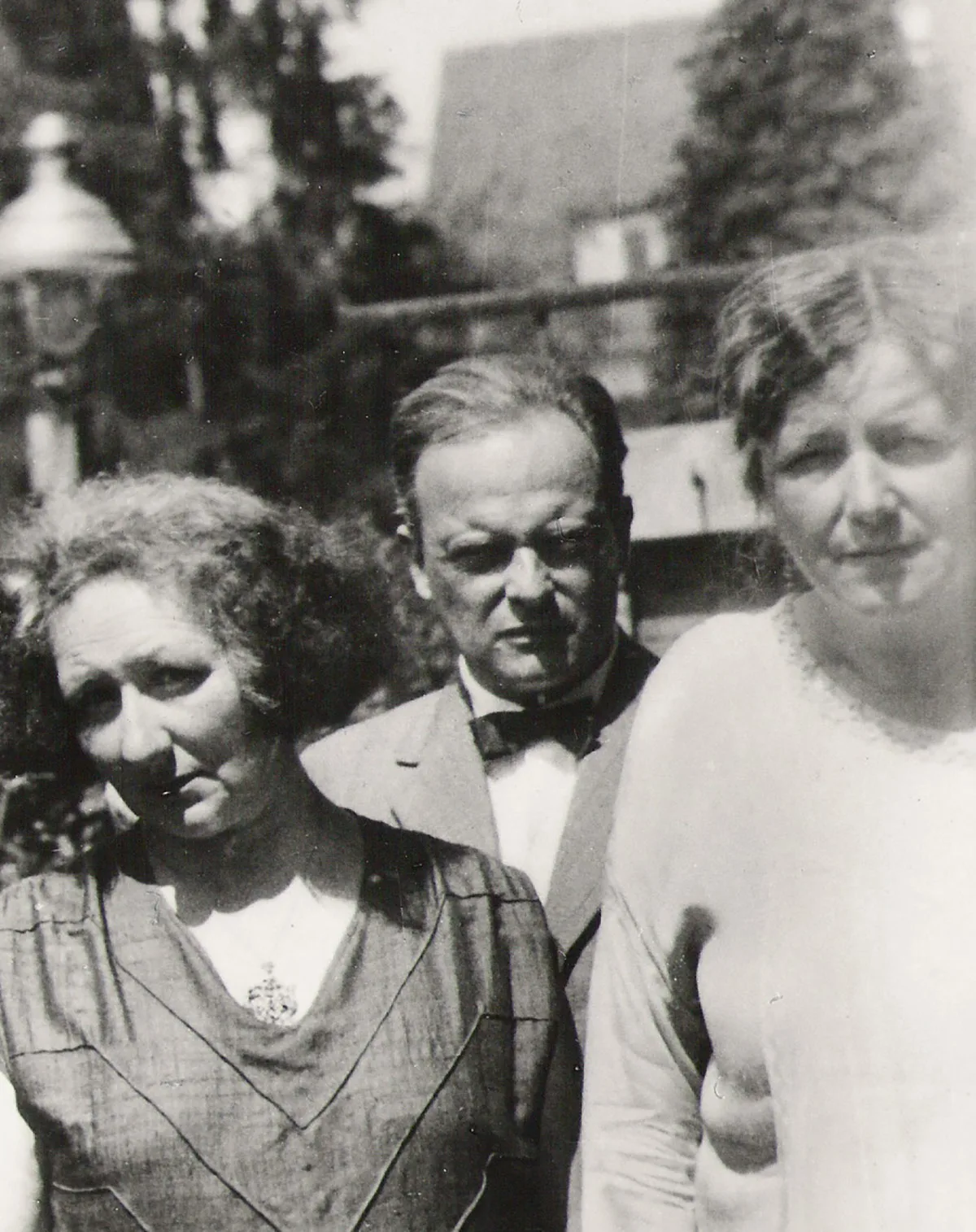 Rosa Schmid (links) mit Paul Klee und dessen Schwester Mathilde, aufgenommen 1934. Sie traf sich regelmässig mit Hans, dem Vater der Klee-Geschwister, zum Jassen.