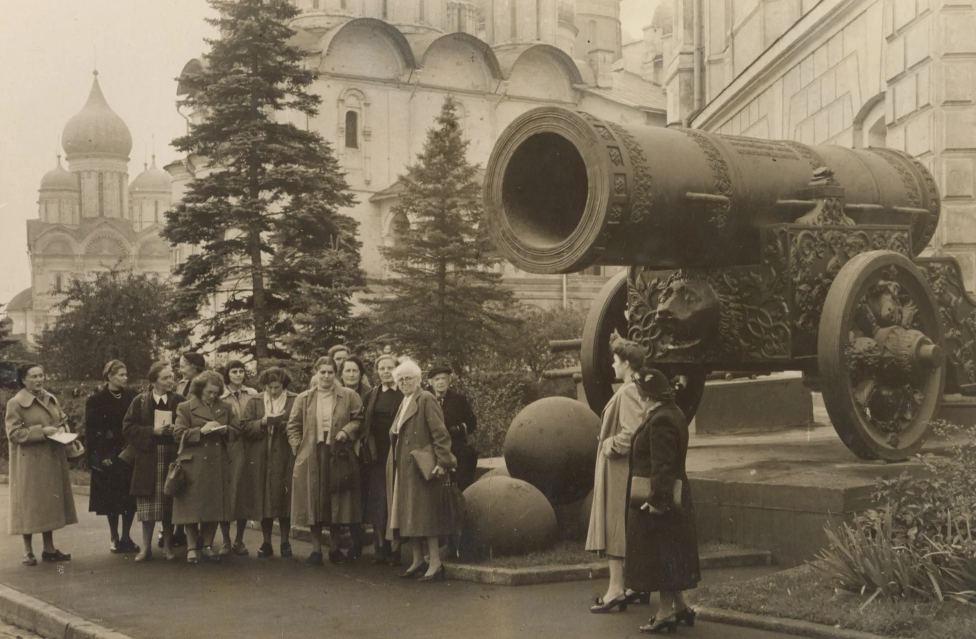 Die Schweizer Delegation im Kreml vor der Zarenkanone, 23. September 1953.