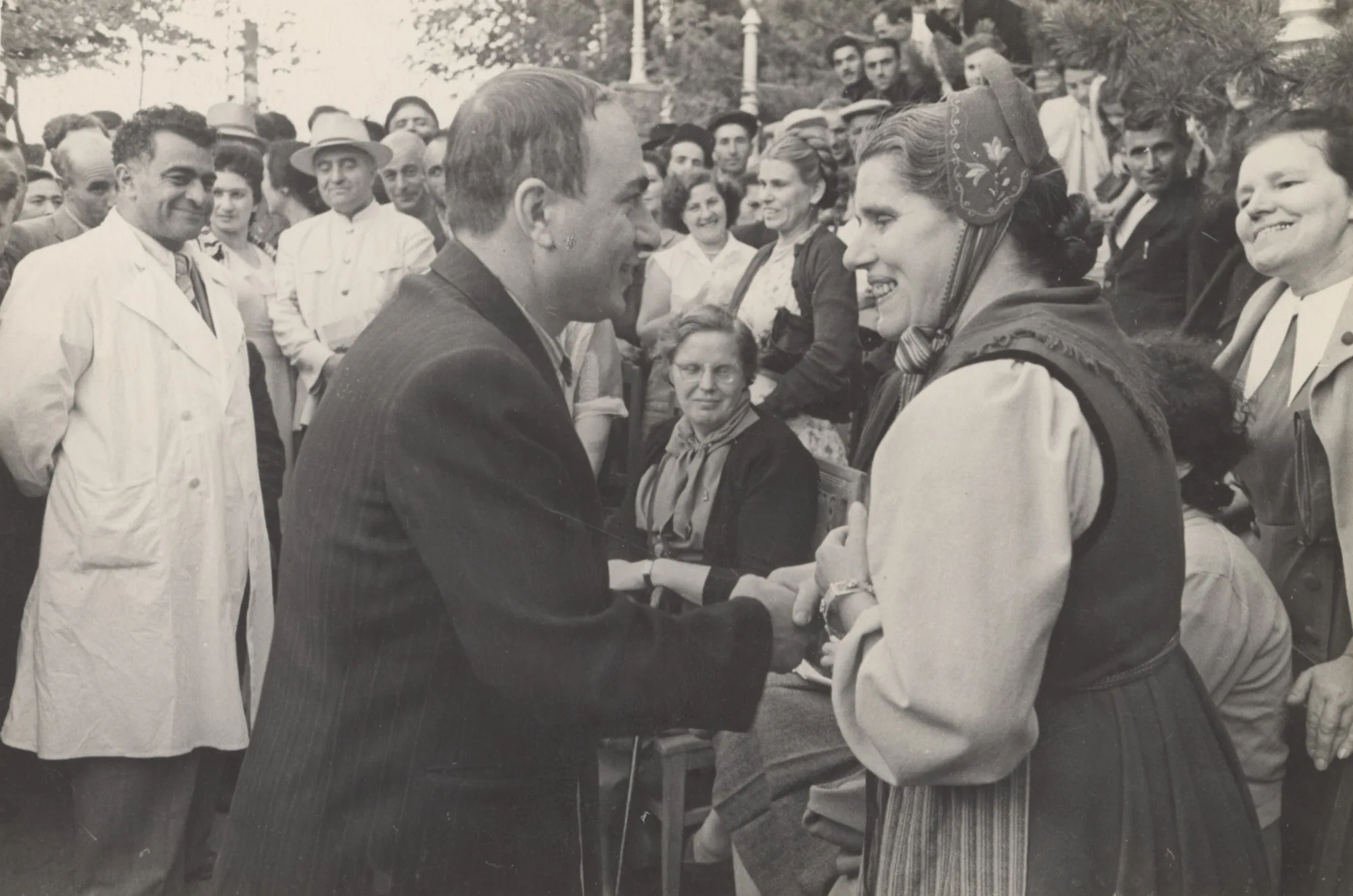 Eine verhängnisvolle Reise: Die Baselbieter Dichterin Helene Bossert wird 1953 in Armenien von Einheimischen begrüsst.
