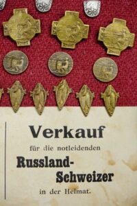 L’association des Suisses de Russie vend des broches afin de collecter des fonds pour les rapatriés pauvres, vers 1920.
