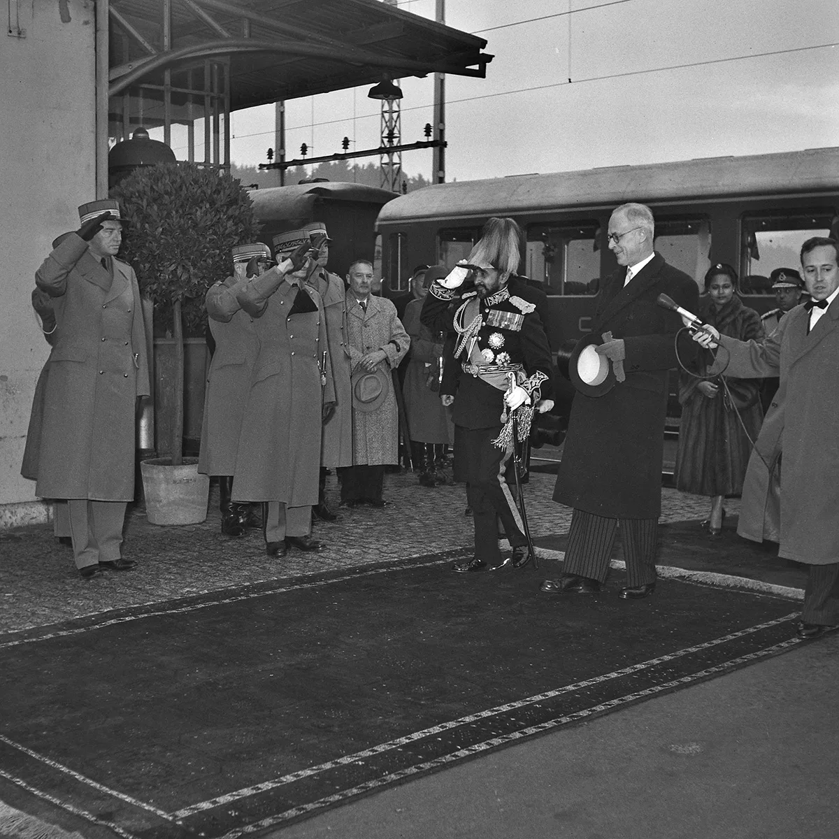 Der äthiopischer Kaiser Haile Selassie I. und Bundespräsident Rodolphe Rubattel beim Bahnhof Hindelbank (BE), 1954.