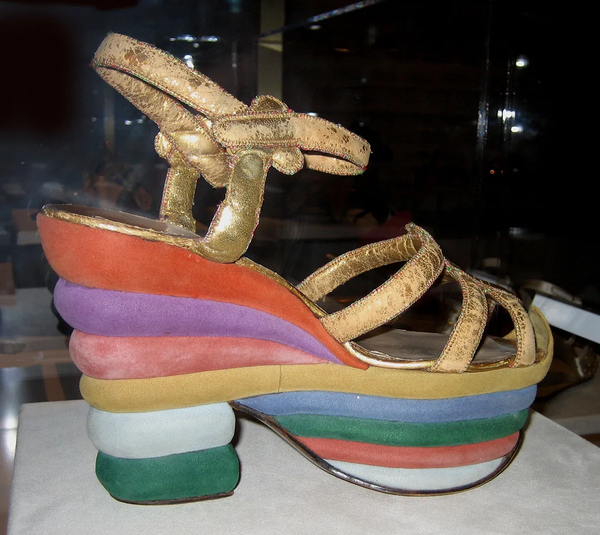 Der Plateauschuh «Rainbow», 1938 kreiert von Salvatore Ferragamo für Judy Garland. Die Sohle ist aus mehreren mit Wildleder bezogenen Korkschichten gefertigt. Aktuell gibt es den Schuh als Neuauflage zu kaufen.