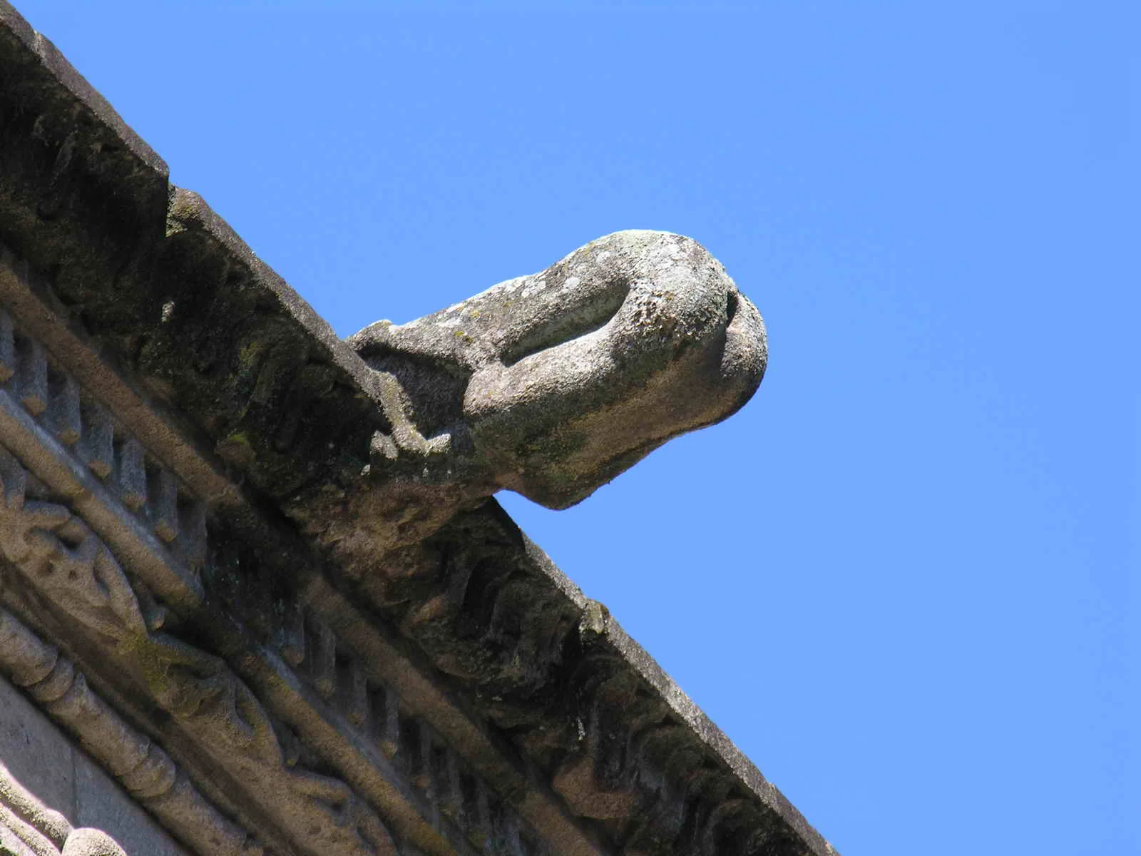 Obszöner Wasserspeier am Hospital de los Reyes Católicos in Santiago de Compostela.