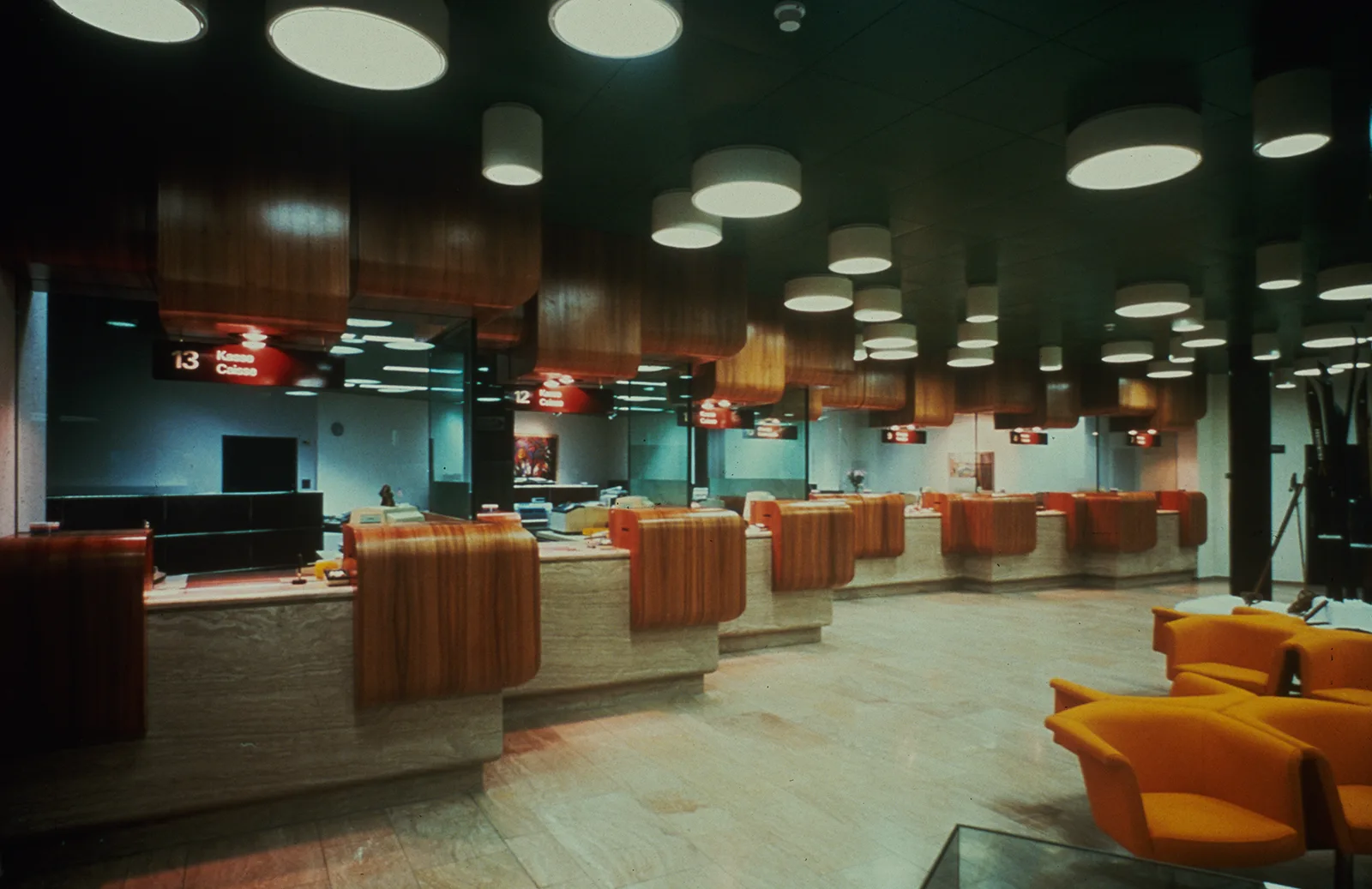 Not so long ago yet already a thing of the past: counter hall of the Schweizerische Bankgesellschaft (now UBS), 1979.