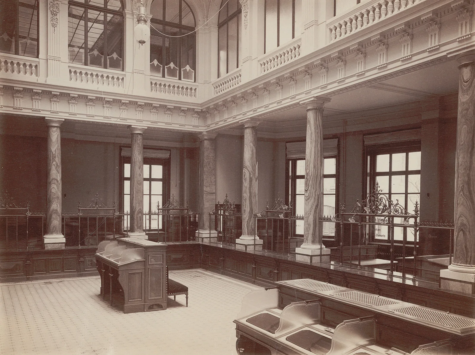 Counter hall at Zürcher Kantonalbank on Zurich’s Bahnhofstrasse, circa 1900. The counters are lined up between the pillars, with writing desks for the bank’s customers in the middle of the floor.