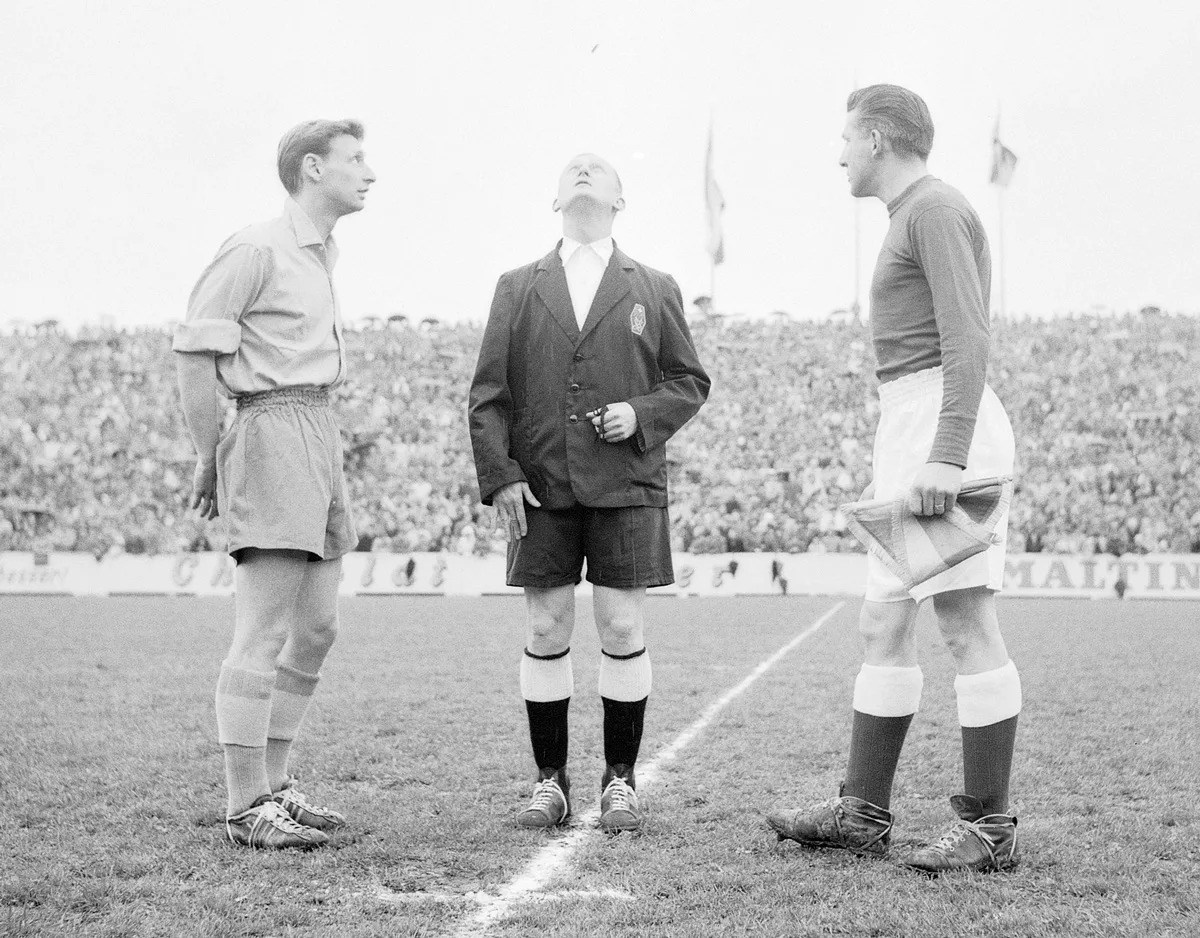 Schiedsrichter Buchmüller beim Münzwurf im Cupfinal 1955: FC La Chaux-de-Fonds gegen FC Thun.