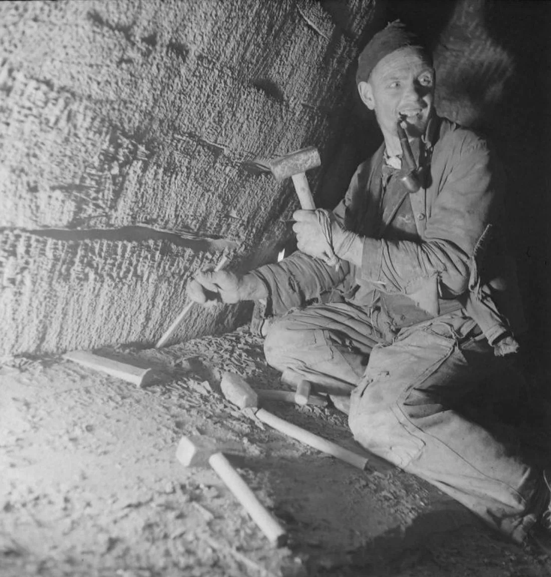Eine Reportage aus dem Jahr 1941 dokumentierte den Schieferabbau beim Niesen. Mit Hammer und Meissel wurden die Blöcke gelöst.