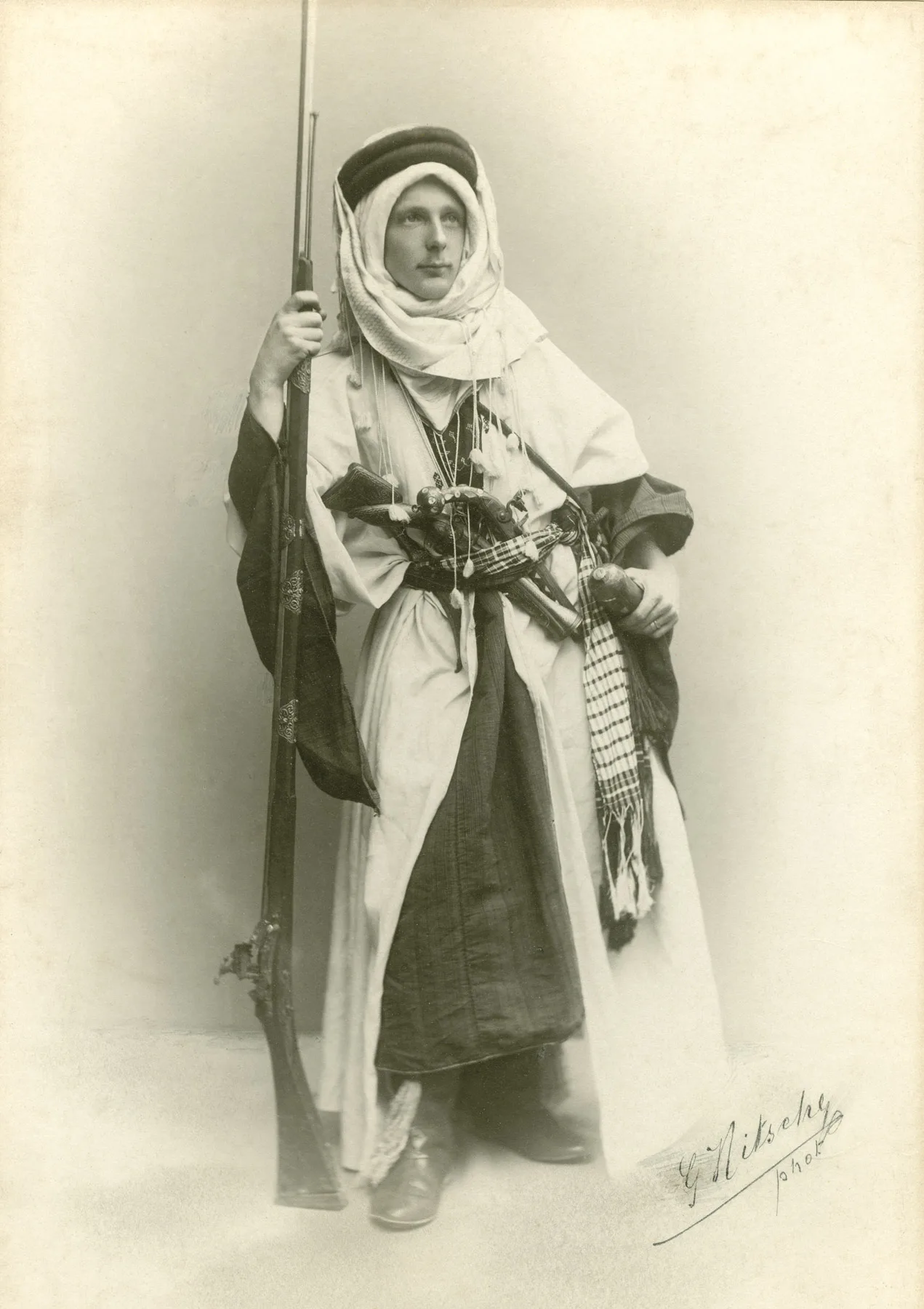 Porträt von Heinrich Schiffmann in Beduinenkleidung, 1898.