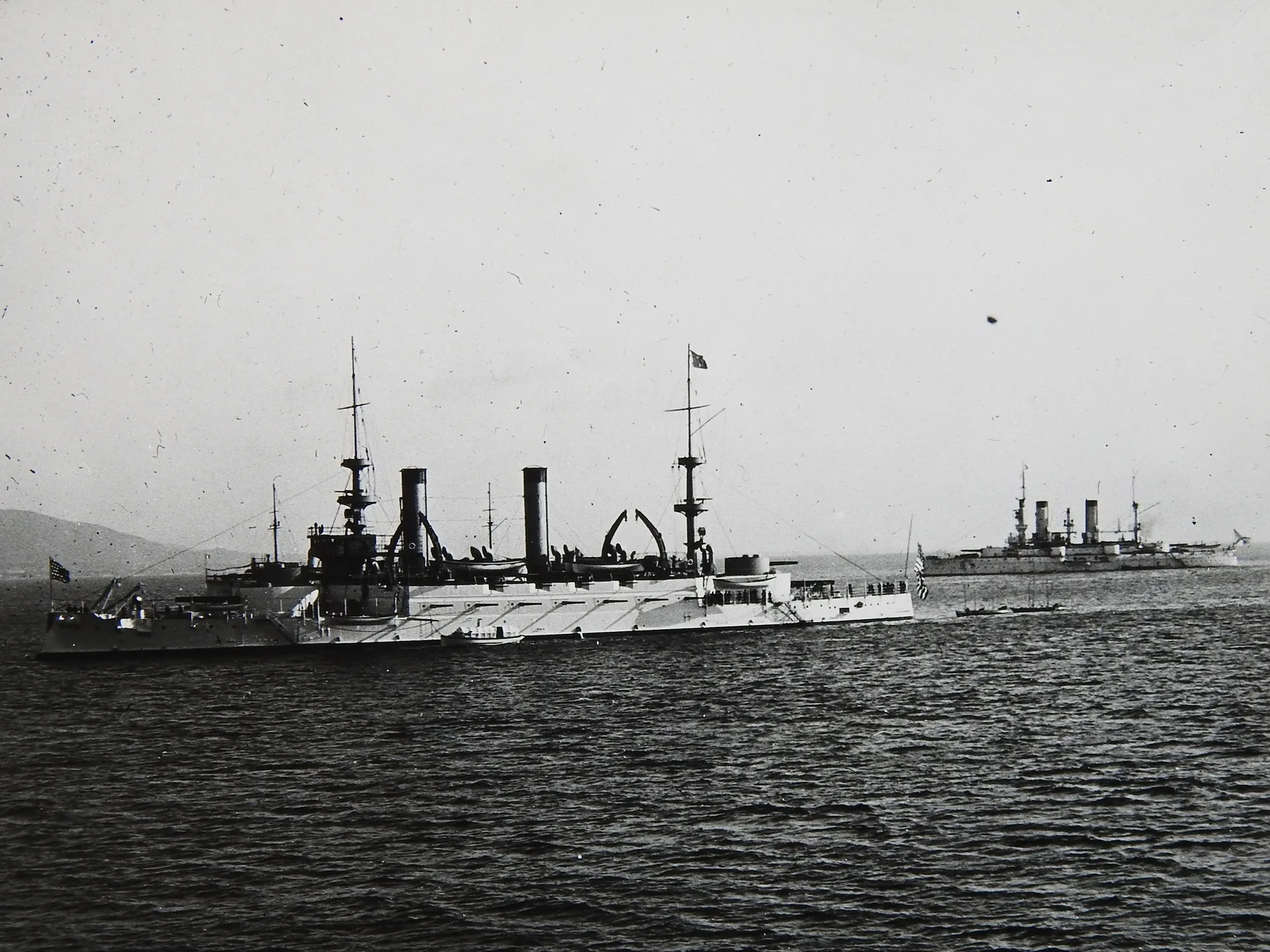 Die Aufnahme zeigt das US-amerikanische Kriegsschiff Kentucky und das russische Linienschiff Poltawa, 1902.