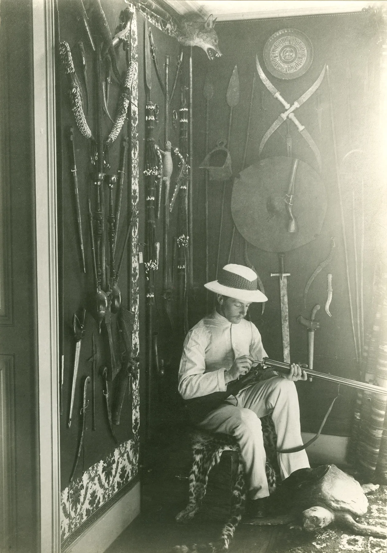 Heinrich Schiffmann und seine Sammlung in seiner Villa in Ouchy, um 1901.