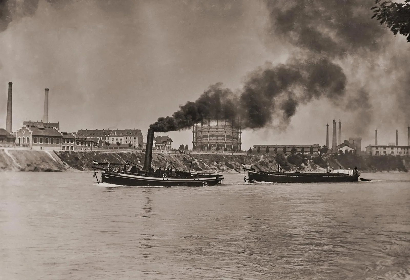 Le premier convoi remorqué, composé du remorqueur à vapeur «Johann Knipscheer IX» et du chaland «Christina», atteignit Bâle le 2 juin 1904.