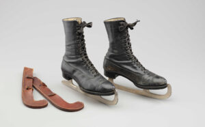 Schlittschuhe aus den 1930er-Jahren: Schwarze Stiefel mit angeschraubten Kufen.