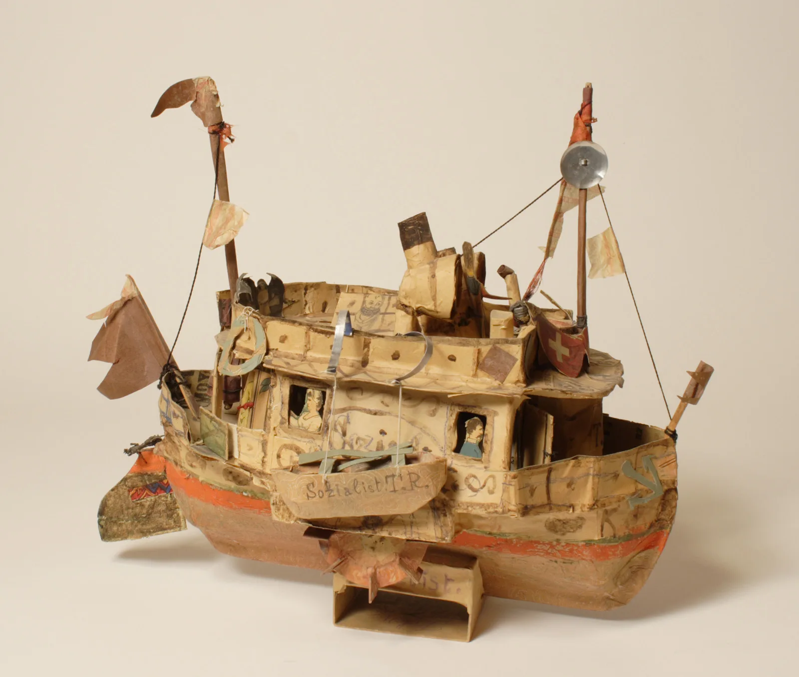 Werk von Karl Schneeberger (1880-1948), «Das Schiffsmodell ’Sozialist’», 1922. Im Innern befinden sich Botschaften.