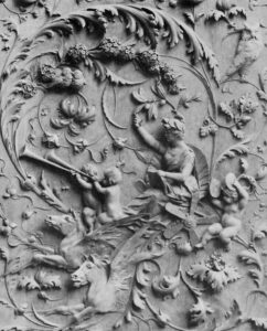 Geschnitztes Relief von Luigi Frullini.