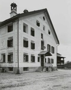 Das Schulhaus von Bever, aufgenommen Ende des 19. Jahrhunderts.