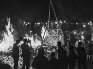 Book burning in Switzerland in 1965: the people of Brugg look on as so-called “inferior” literature – comics, cheap novels and tabloid newspapers – is consigned to the flames.